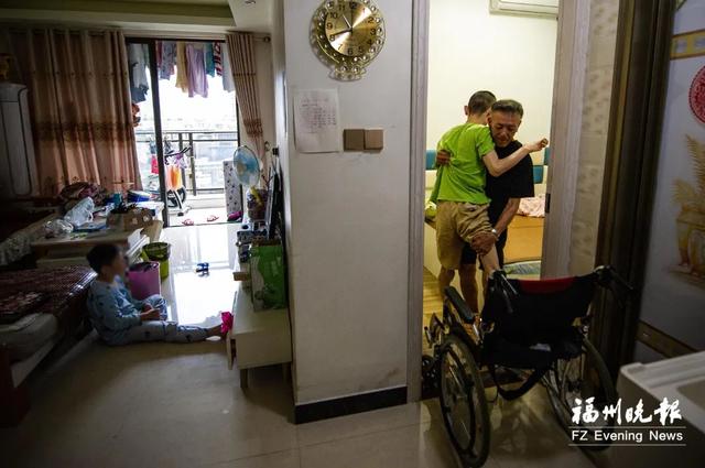 太突然！福州一退休环卫工手机被“打爆”！真相让人泪目……