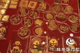 年轻人消费理念转变 黄金手机贴兴起图片