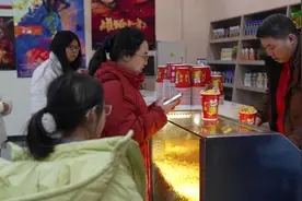 望都县乡村影院春节档人气爆棚图片