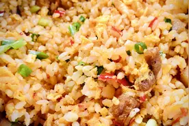 春节假期来兴义吃什么？吃一碗峰林田野旁的蛋炒饭图片