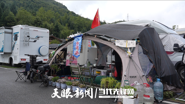 百里杜鹃：清凉避暑热 房车露营火