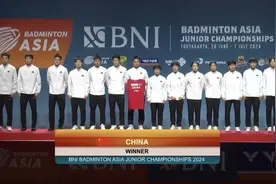 泪目！夺冠了，队友带着他的球衣上领奖台……图片
