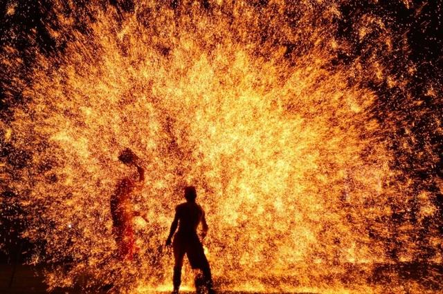 跨年整活！19.9畅玩5小时！大型迎春灯会+跨年表演+冷焰火+打铁花+火壶+灯光秀+国风演艺...