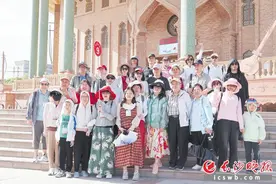 “银发旅游专列”驶向幸福慢生活图片