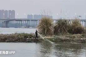 禁渔期还下网捕鱼！福州一男子被阻止、劝离！图片