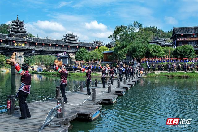 【每日一图@湖南】在通道皇都侗文化村，遇见最炫民族风村庆