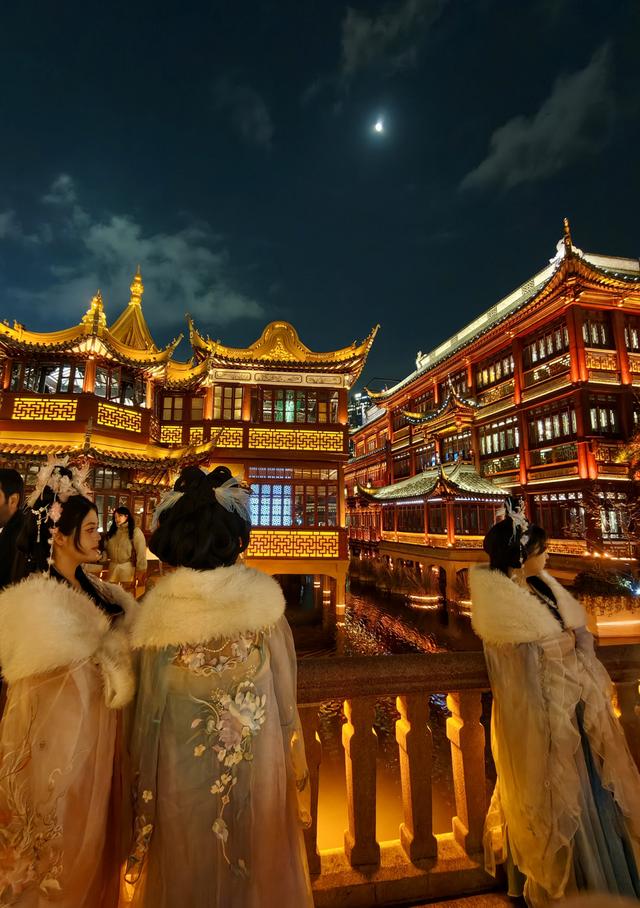 焕彩豫园冬季灯光秀绚丽上演