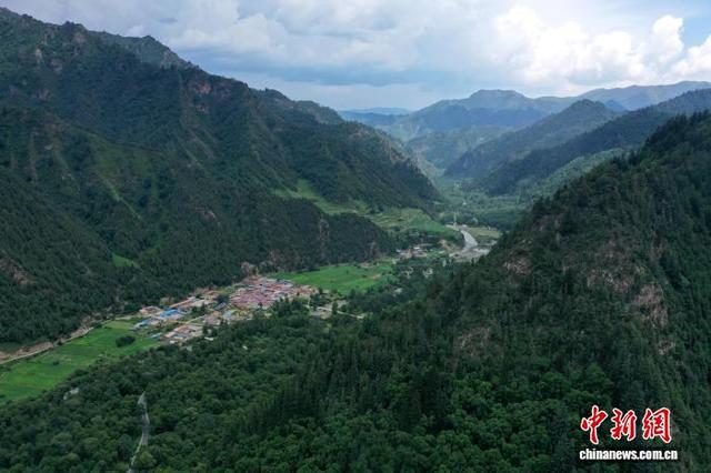 航拍青海互助北山国家森林公园夏日美景