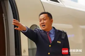 飞奔拉回越线旅客的客运职工肖新川：站好春运这班岗｜新春走基层图片