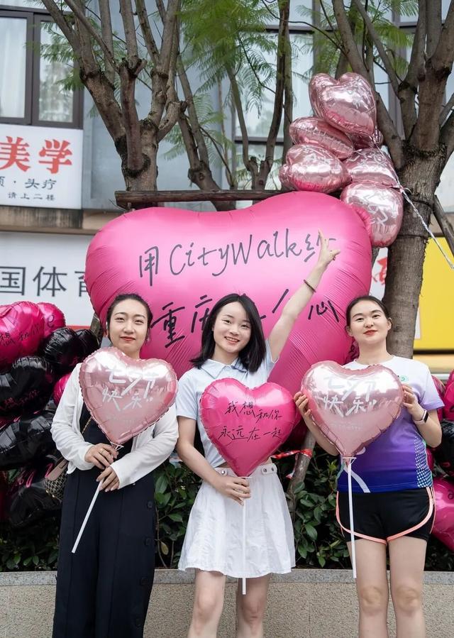 “走，带你去看沿途的风景”——南滨路“踩”城市心跳，用一万步捞同频搭子