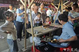 武汉纱帽街月亮湾社区：邻里共赏中秋月 同筑和谐幸福家图片