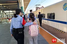 小女孩提前下了高铁，车上的家人离她远去，扬州铁警伸出援手图片