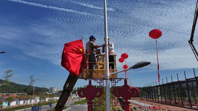 【迎国庆·颂祖国】龙川换上 “中国红” 盛装，满城喜色漾起浓浓爱国心