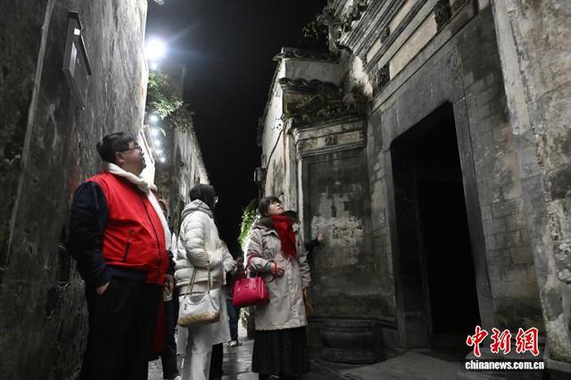 海外华媒访西递 古村“夜态”拓新境