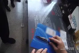 这都属于管制刀具！多人携带被铁路警方处罚图片