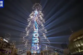 视频丨迪拜地标性建筑哈利法塔举行新年庆祝活动图片