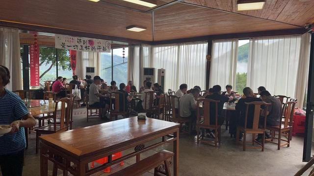 银发族的快乐密码，年轻人也爱它的性价比，“百元一日聚”最近一房难求
