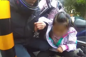 幼童吃糖果时被卡，护校民警用海姆立克急救法15秒成功施救图片