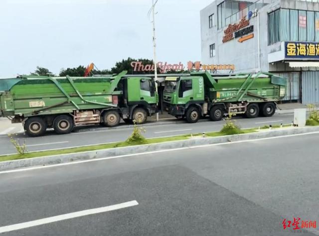 老板租十几辆大卡车围住店铺防台风