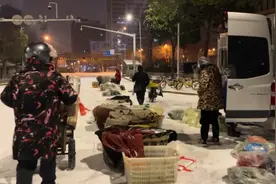 雪中武汉集贸市场：摊主凌晨准时送菜，蔬菜种类全，不涨价图片