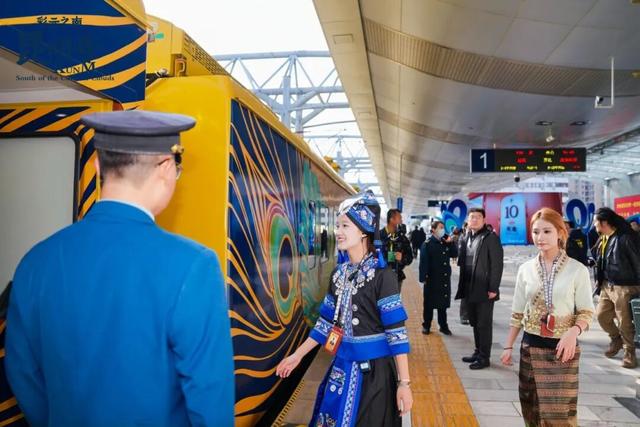 “彩云之南・昆明号” 首发！全国首列跨境舒适旅游列车来了