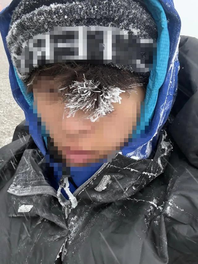 山西五台山突降风雪，狂风裹着雪粒，驴友抱团搀扶行走，不少人被困搭帐篷过夜，亲历者：差点失温；当地：已护送下山，仍有人要上山被劝返