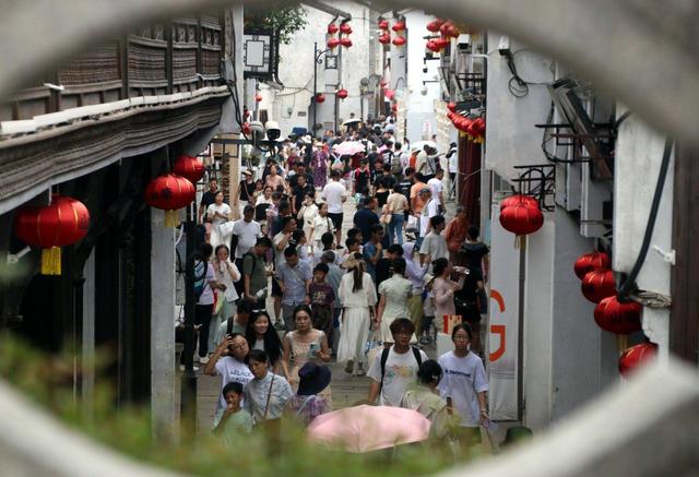 江苏苏州：山塘街人头攒动 出现暑期旅游高峰