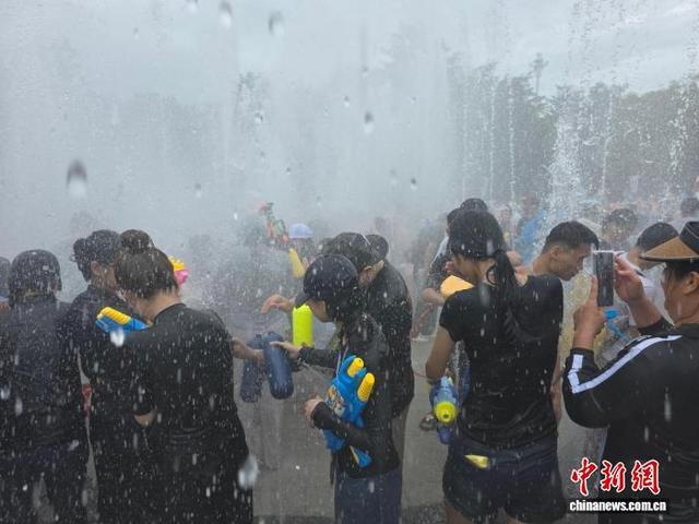 海南保亭嬉水节“七夕”开幕 各地游客现场“浇”朋友