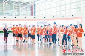 80名高校学子沉浸式感知长沙的氤氲烟火气与澎湃新动力图片