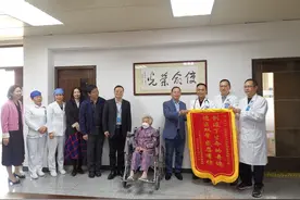 老太太得肺炎“奇迹康复”   住院期间过百岁生日图片