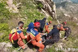 青岛一男子独自走野路攀爬小珠山摔伤，公安、消防等多部门搜救图片