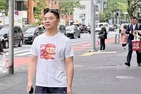 刘强东现身日本街头：穿猪猪侠T恤，背后还有京东外卖的二维码图片