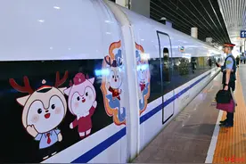 全国首趟！端午节前带你游川西，川青铁路“成路鹿”主题列车启程→图片