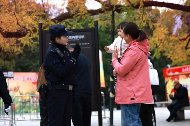大美北京｜北京海淀警方护航市民赏彩叶  已经设置215块救助警示牌