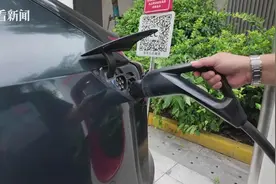 新能源车充电 超时收取占位费引争议图片