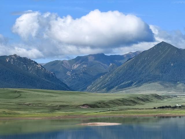 甘肃张掖：山丹马场景色如画