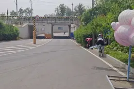 北京一自行车比赛多人拐弯时受伤，有人摔进绿化带致骨折住院，组委会：不熟悉赛道图片