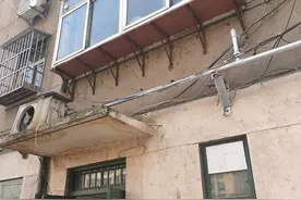 市民家传出阵阵“救命”声，济南好民警爬楼钻窗户救援7旬老人图片