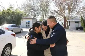 感动！三兄妹苦寻24年资助人报恩图片