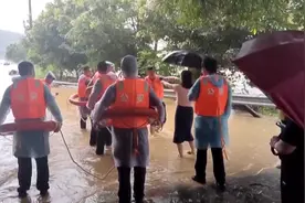 广东福建多地暴雨，梅州蕉岭村民称1小时洪水漫上街道1米多，目前已开始清淤图片