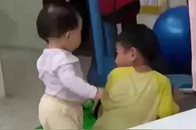 每一位哥哥都是妹妹的守护神！哥哥转身看到妹妹突然站起来惊喜万分，哥哥随后宠溺的抱住妹妹，两人紧紧相拥。图片
