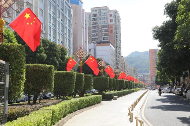 【迎国庆·颂祖国】龙川换上 “中国红” 盛装，满城喜色漾起浓浓爱国心