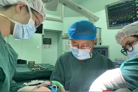 男性乳房会发育吗？会！微创旋切手术助年轻小伙抬头挺胸重拾自信图片