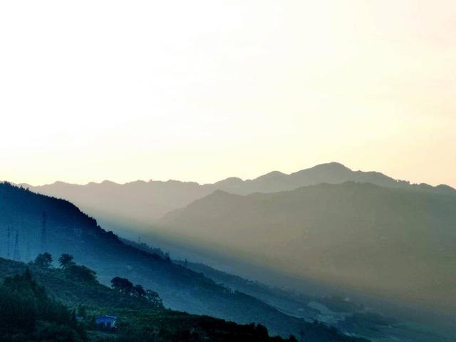 朝霞染山城 晨晖醉巴东