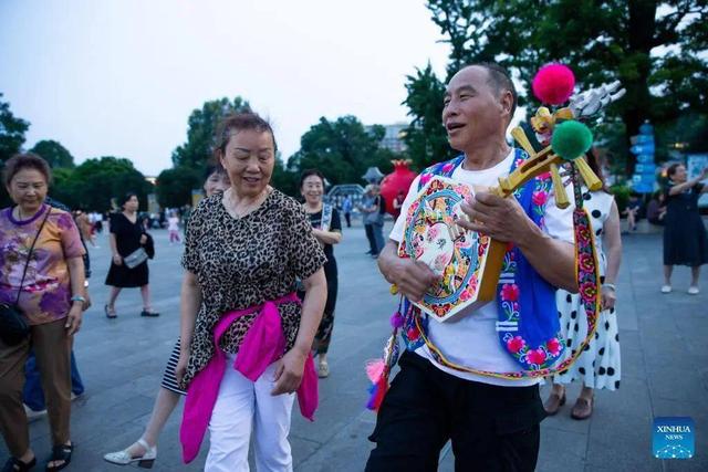 曲靖“清凉之旅”引国际传播关注！游客共舞图获人民日报英文版与Alamy全球展示