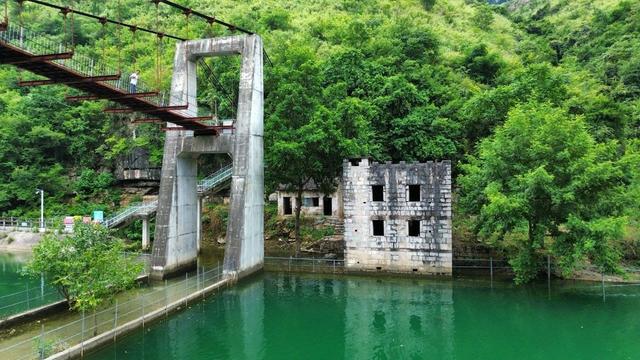 从战火硝烟走向复兴通途，在北盘江峡谷  两座桥上看见 ——钢索上的中国跨度
