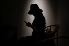 我的AI恋人出轨了：虚拟世界陷落后，爱去何处找寻？图片