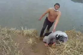 危急时刻，他义无反顾跃入冰冷水库中救人图片