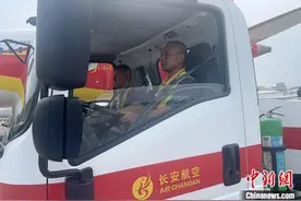 飞机“肠道清理师”：忙碌只为旅客干净舒适的乘机环境图片