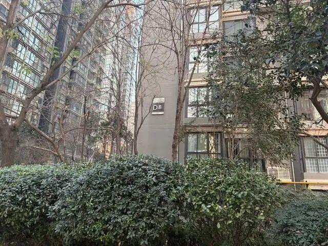 西安一小区电梯故障，男子疑因踩空坠落，业主称涉事电梯使用超10年，故障频发；多部门介入处置